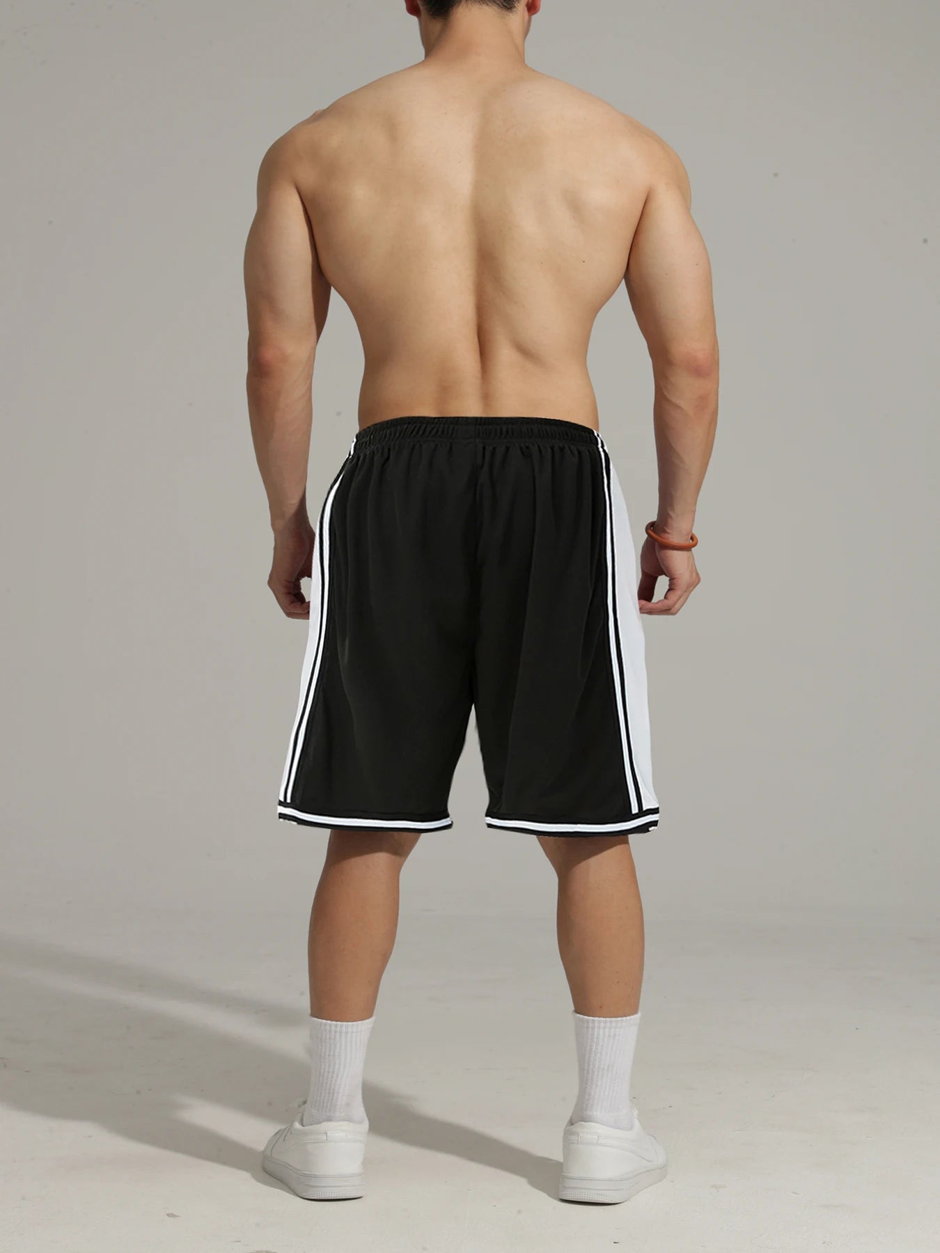 Men's summer shorts with black and white color-blocking, slightly elastic, loose, breathable, and casual sports shorts.