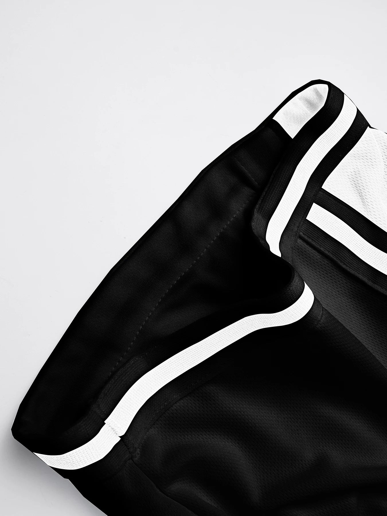 Men's summer shorts with black and white color-blocking, slightly elastic, loose, breathable, and casual sports shorts.