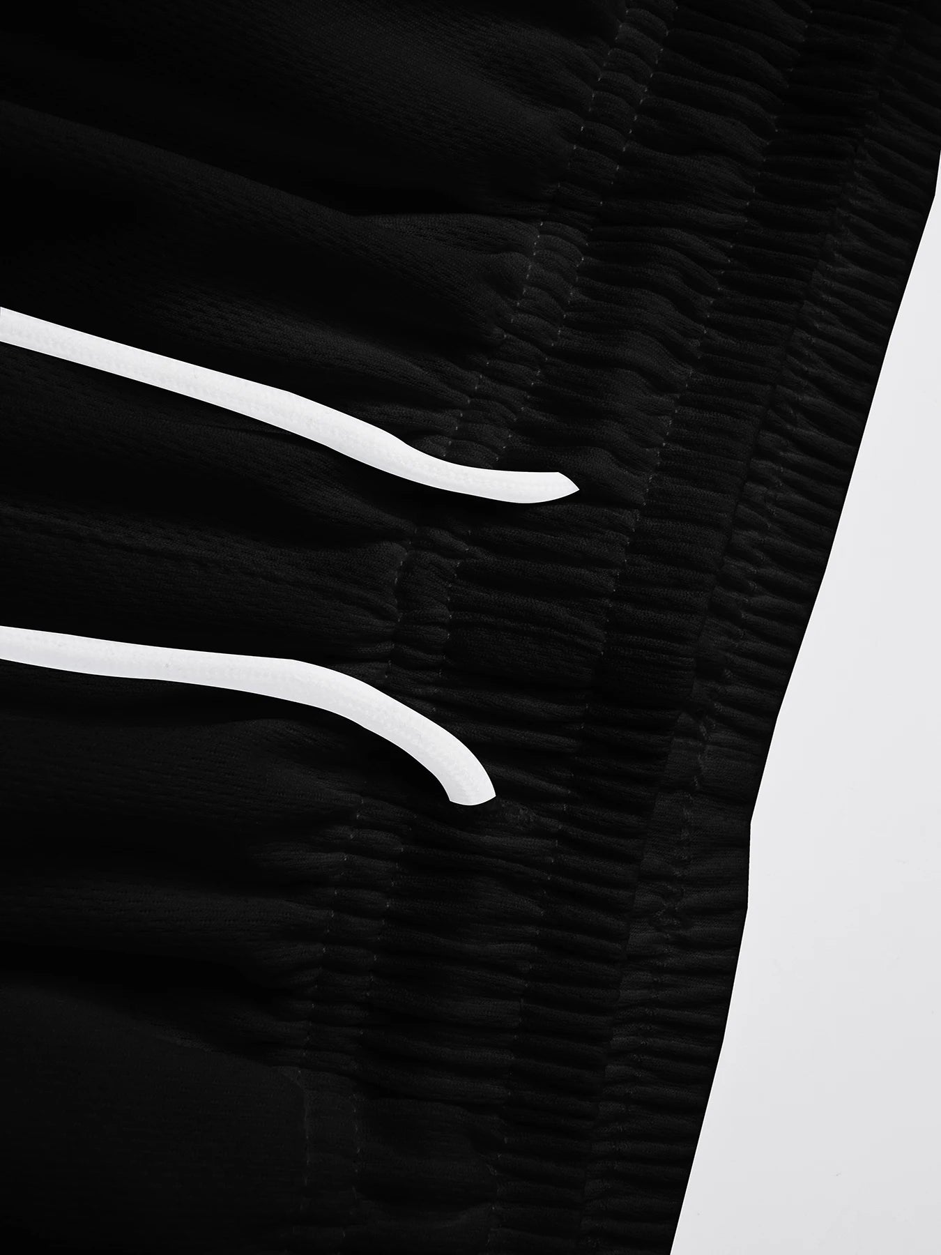 Men's summer shorts with black and white color-blocking, slightly elastic, loose, breathable, and casual sports shorts.