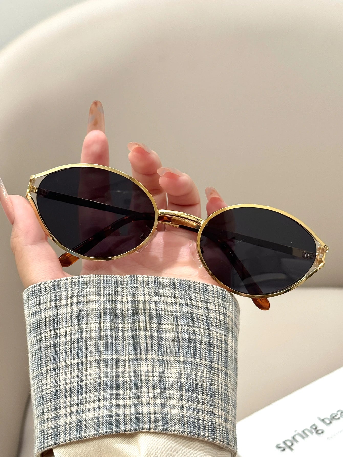 1Pc Elegant Oval Frame Women's Fashion Sunglasses with Hollow Leg Design, Retro Fashion Style for Daily Wear and Street Photogra